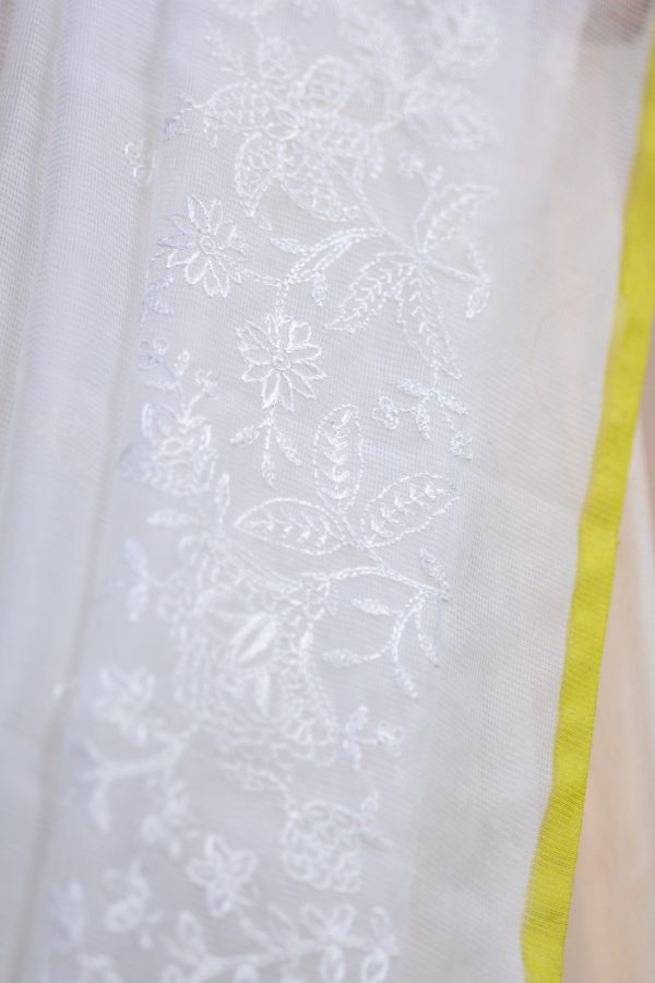 Supernet Saree with Matching Embroidery & Floral Digital Print - Image 5